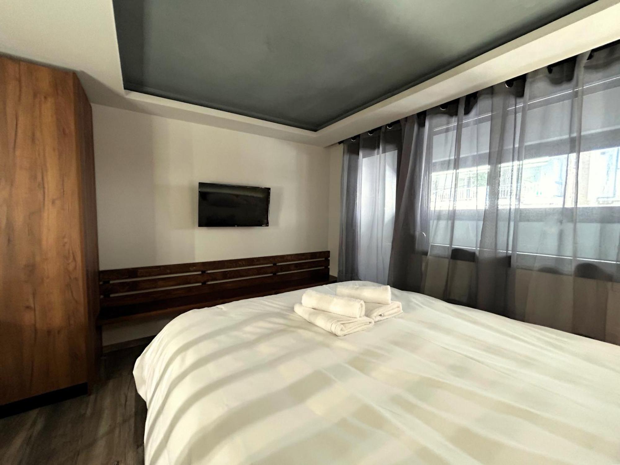 Redwood Suite, Wooden Apartment *